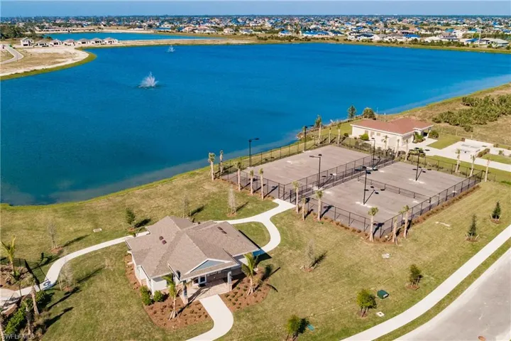 627 Parkshore Lake AVE, CAPE CORAL FL 33993
