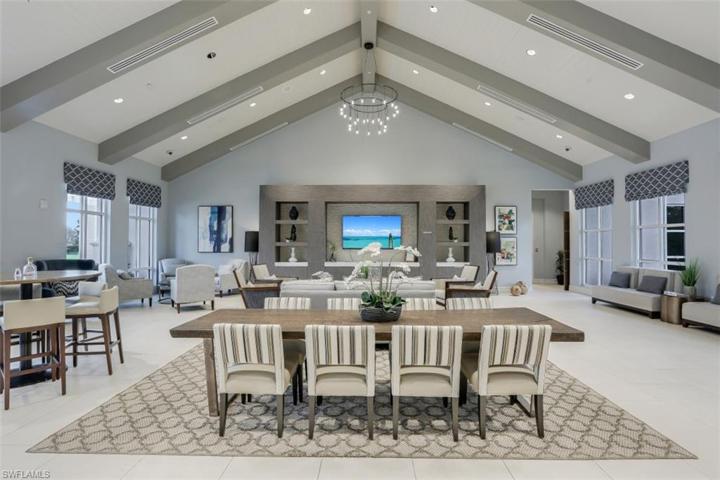 Clubhouse & Indoor Bar