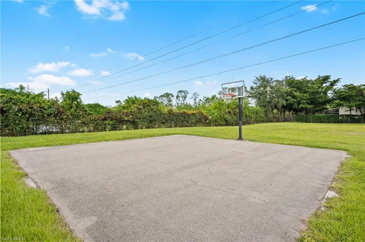 1084  Hampton  CIR, Naples, FL 34105