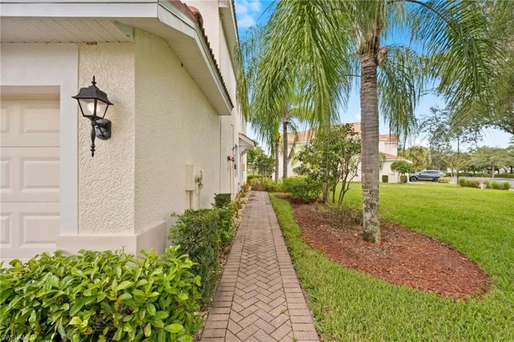 1084  Hampton  CIR, Naples, FL 34105