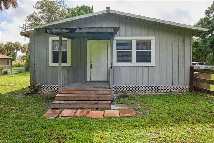 View of front of house featuring a front yard