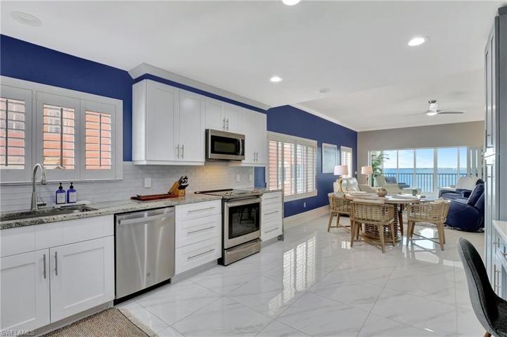 Kitchen & Breakfast Area