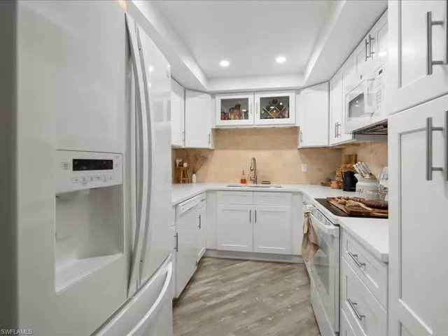 Easy and convenient to cook in this accessible and functional kitchen with newer appliances, cabinets and kitchen counters.