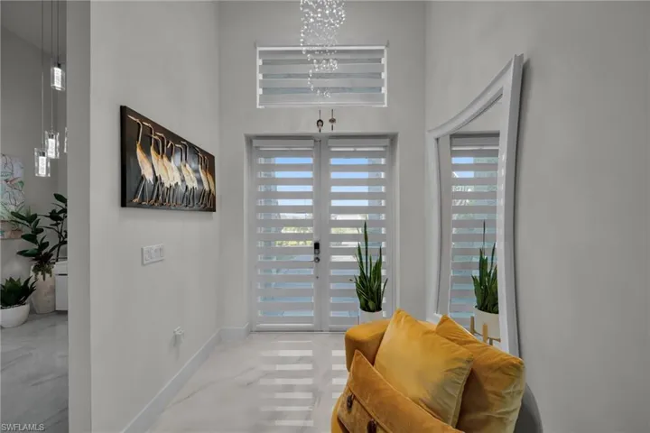 Sitting room with a high ceiling and baseboards