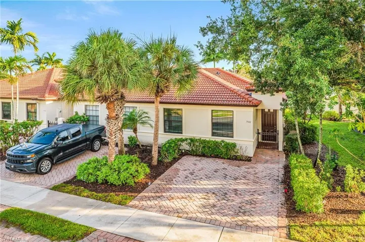 7542 Bristol Cir, Naples, Florida 34120