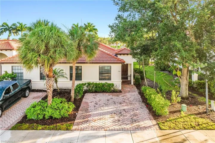 7542 Bristol Cir, Naples, Florida 34120