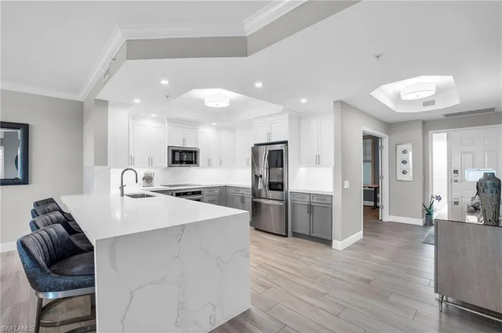 spacious eat-in peninsula with quartz countertops