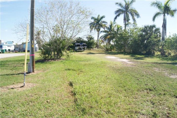 EXCELLENT LOCATION IN TOWN A COUPLE OF BLOCK TO RIVER