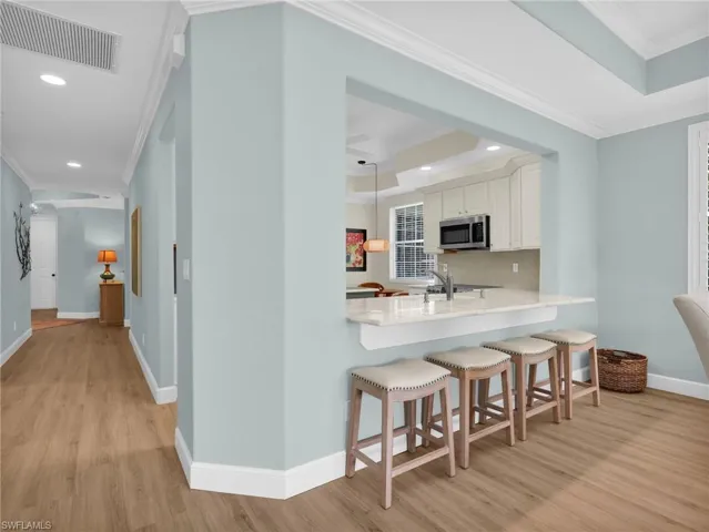 Breakfast bar with seating for 4