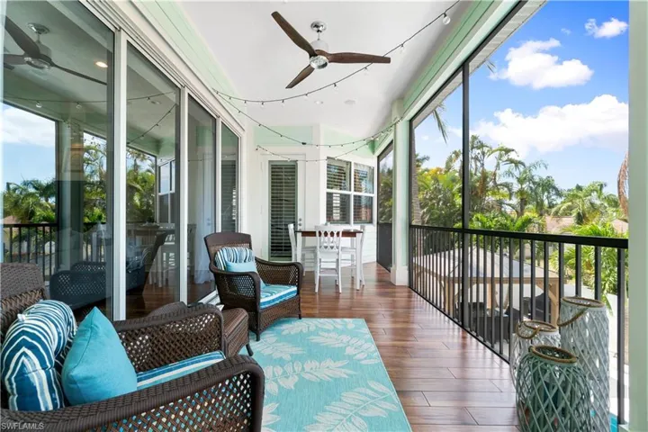 Sunroom / solarium featuring a ceiling fan