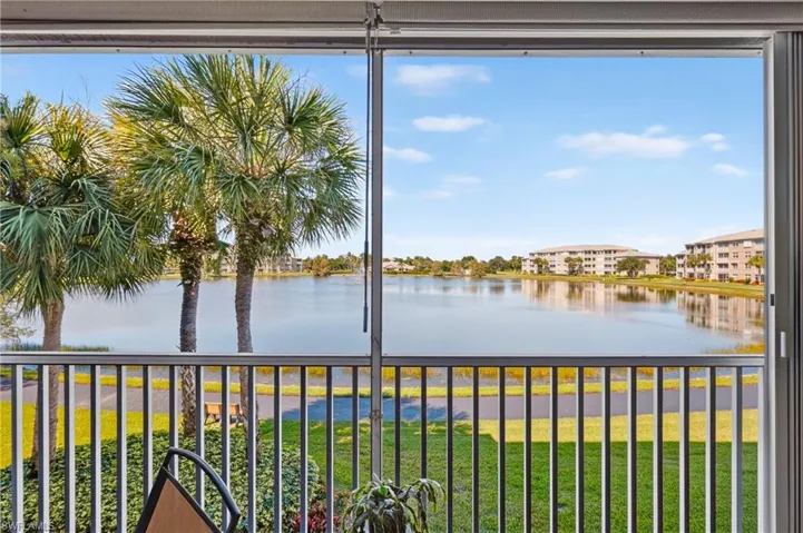 Relax and listen to the sound of the fountain in the lake