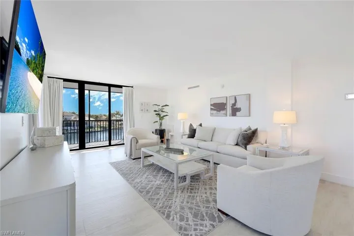 10482  Gulf Shore  DR, Naples, FL 34108