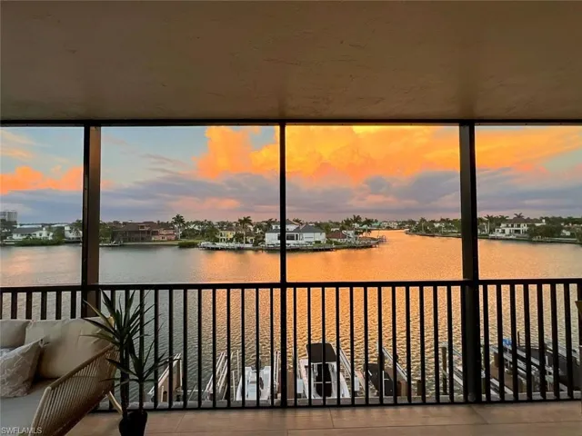 10482  Gulf Shore  DR, Naples, FL 34108