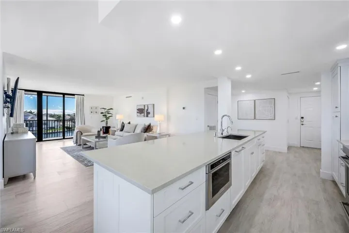 10482  Gulf Shore  DR, Naples, FL 34108