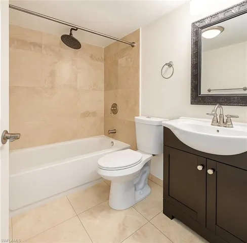 1400 Pompei Ln 77, Naples, Florida 34103