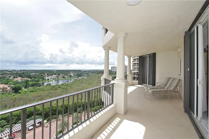 Another view, 2 guest suites open to the lanai