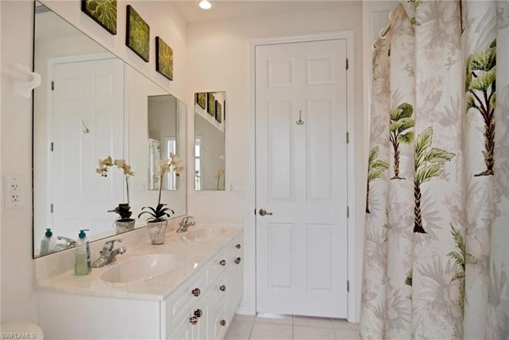 Pool/Guest Bathroom with tub
