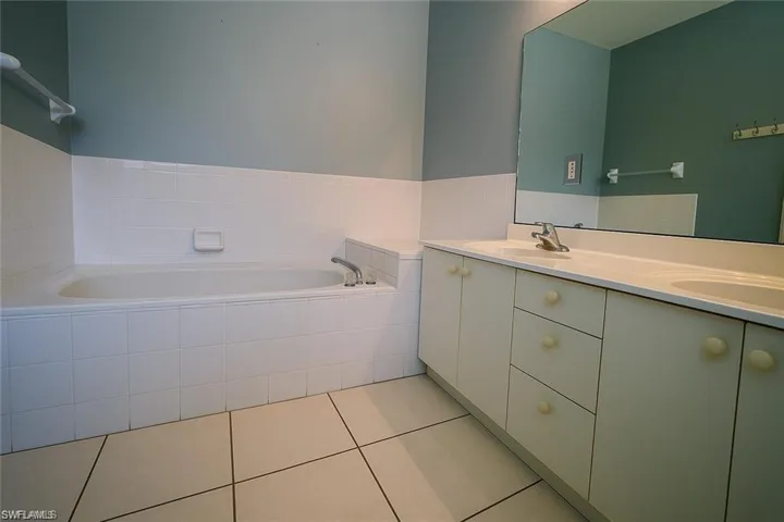 700 Luisa Ln 2, Naples, Florida 34104