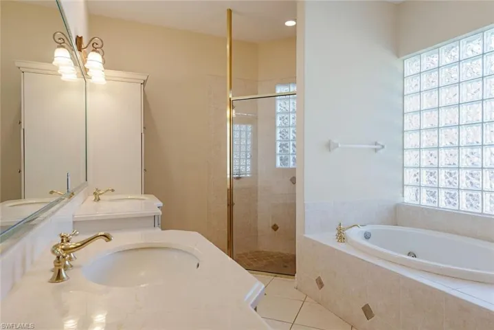 Primary bedroom en-suite