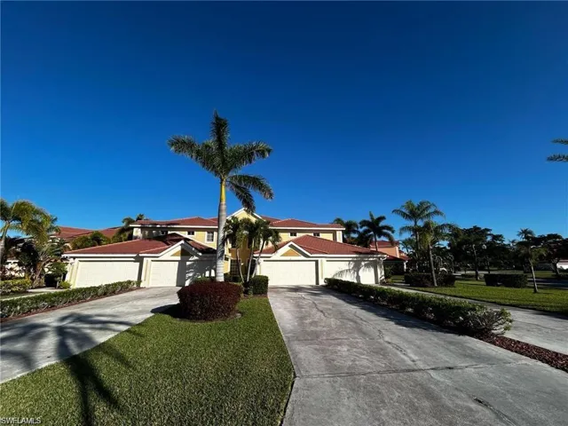 View of front of property featuring driveway and a front lawn