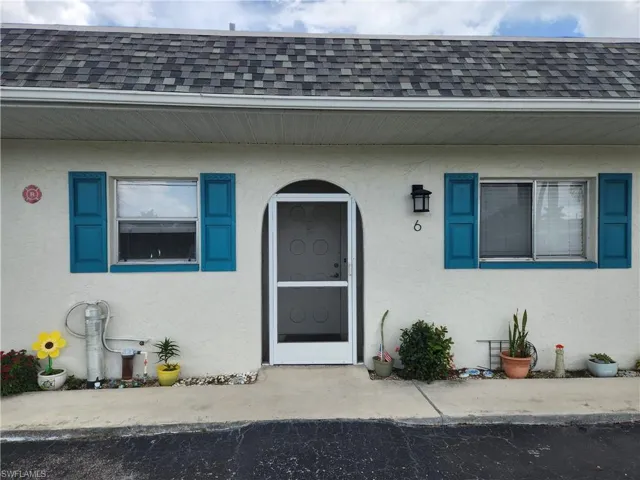 View of exterior entry with stucco siding