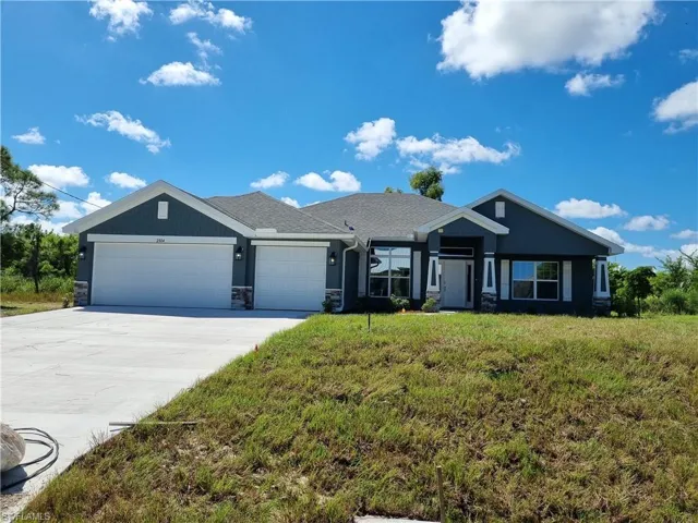 View of front facade with a front yard and a garage