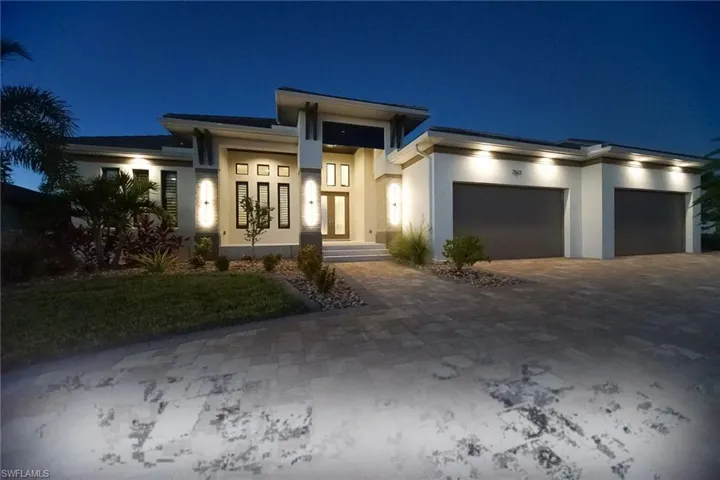 Prairie-style home with decorative driveway, a garage, and stucco siding