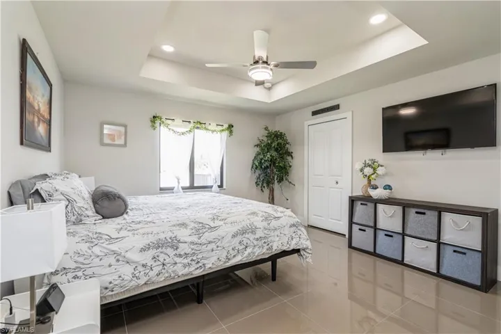 with large Walk-In Closet