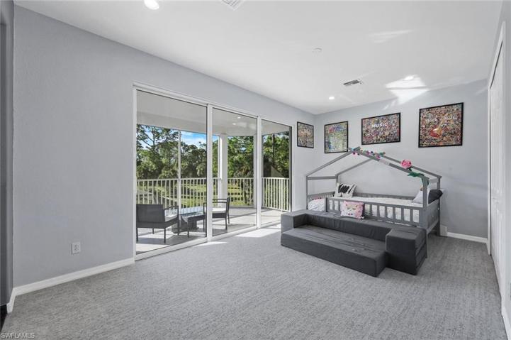 Upstairs loft area w/screened balcony