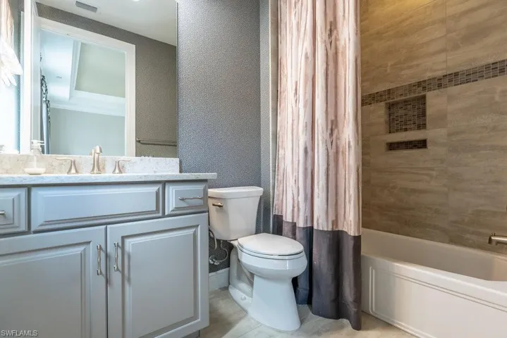 Full Ensuite 2 with tub and shower combo