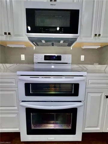 You will love using the Kitchen Aid Double Oven & Whirlpool Microwave.