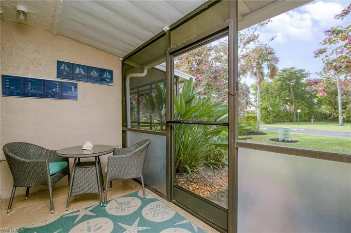 Sunroom with lofted ceiling