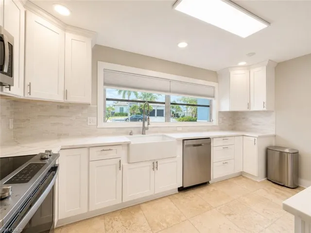 912  Dolphin  DR, Cape Coral, FL 33904