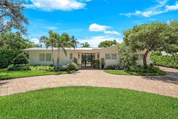 View of front of property featuring stucco siding and a front yard
