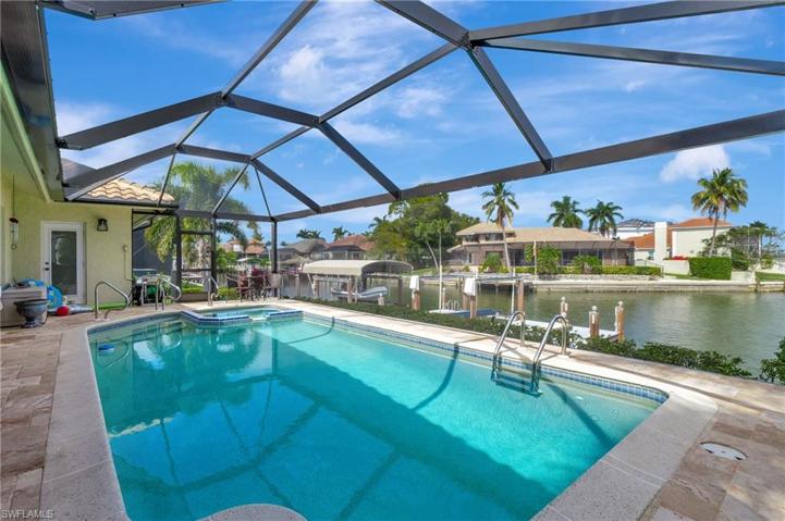 Saltwater Pool and Spa with heat pump heater!