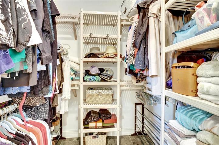 Master Bedrrom Walkin Closet
