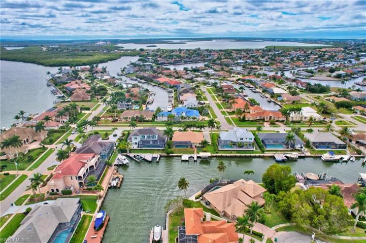 Boaters Dream, short canal to open water, no Bridges, 2 lifts, one covered!