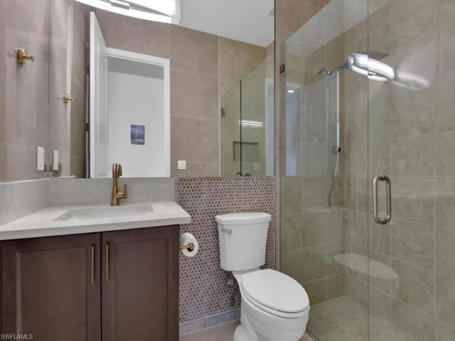 1st Floor Guest Suite Bath