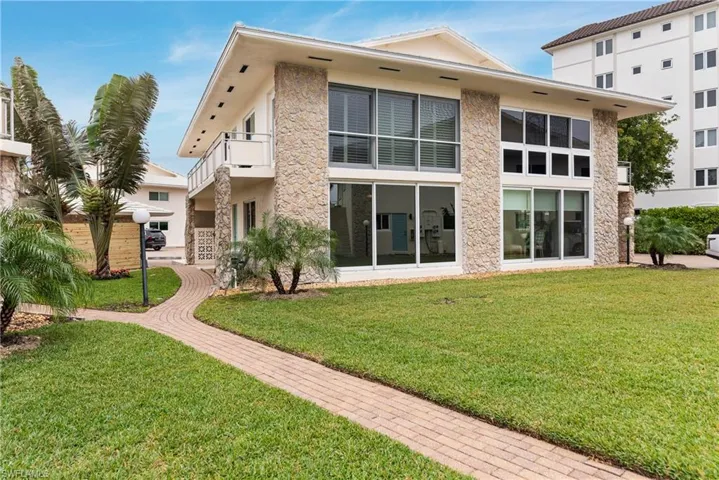 Yacht Harbor Manor, located at the quiet end of Gulf Shore Blvd. N.