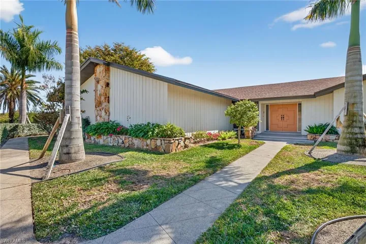 Property entrance featuring a yard