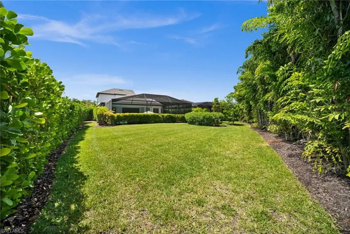 Rare  "rear" yard
