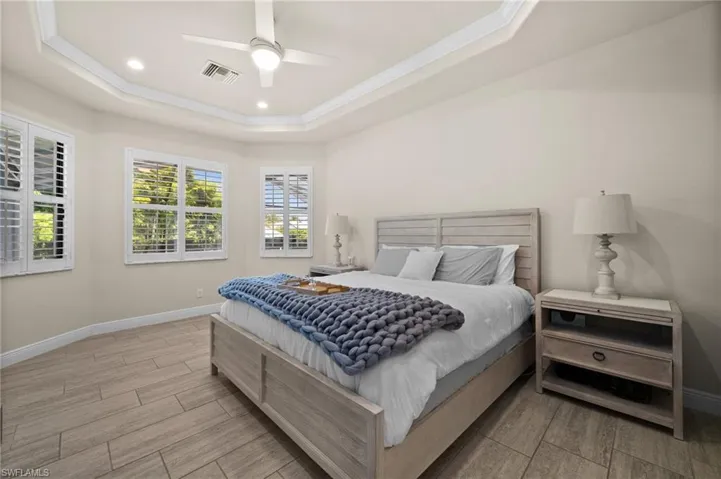 Master bedroom w sitting area