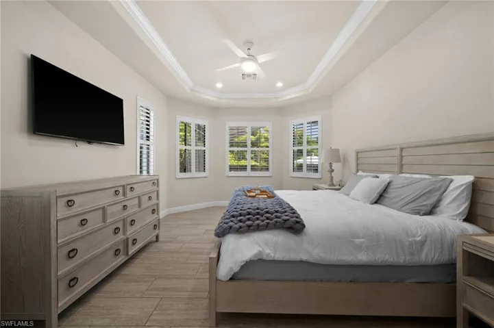 Master bedroom w/ sitting area