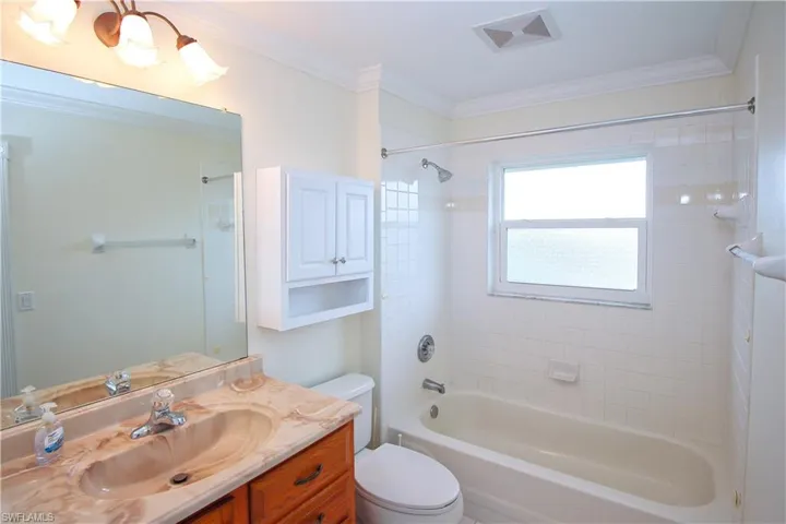 Second bathroom with access to lanai