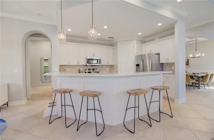 Breakfast Bar at Kitchen Island