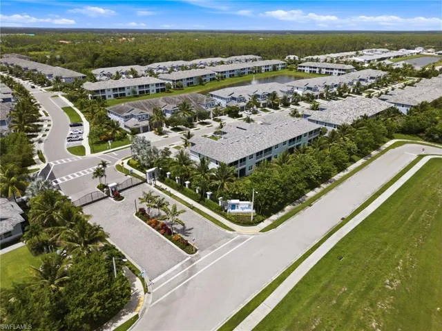 Prime Naples location just a short drive fromthe PRISTINE GULF BEACHES