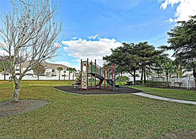 3647 Pine Oak Cir 107, Fort Myers, Florida 33916
