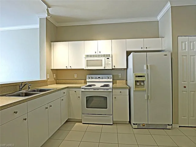 3647 Pine Oak Cir 107, Fort Myers, Florida 33916