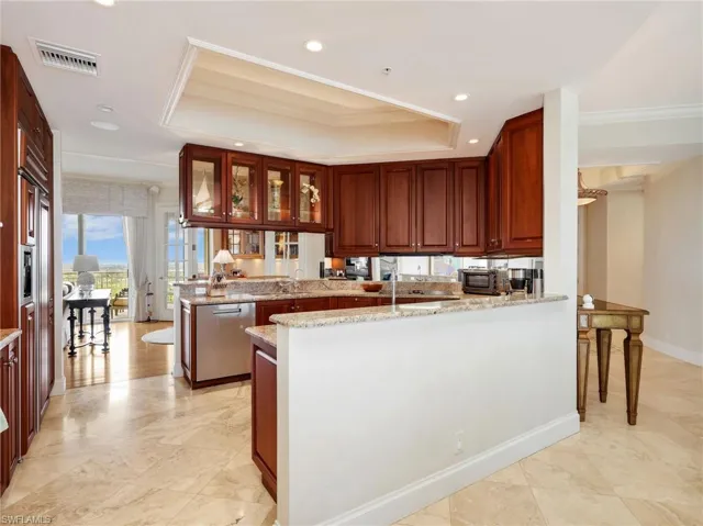Kitchen with Breakfast Bar