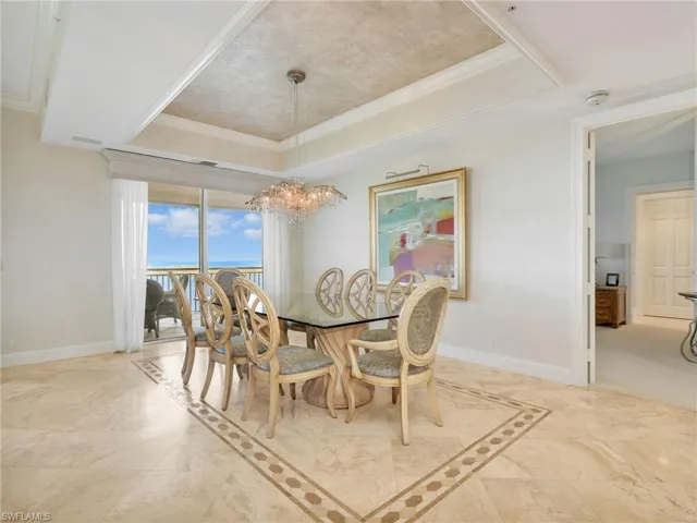 Trae ceiling with crown molding